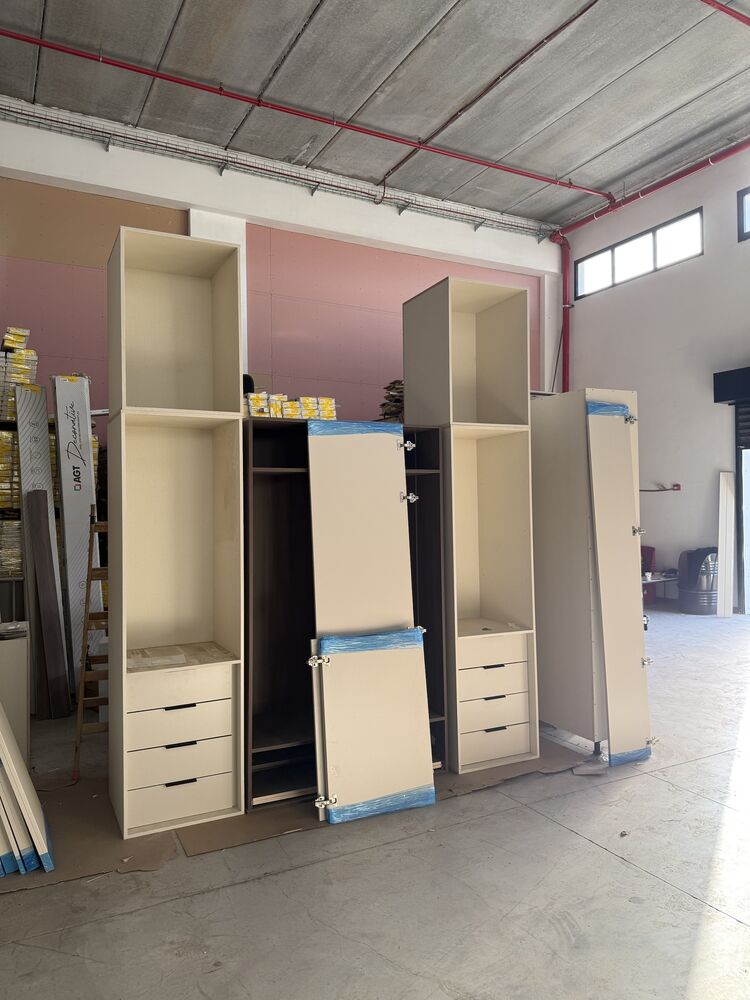 גופי ארונות בגדים עם מגירות ודלתות מולבשות, מוגנות בסרט